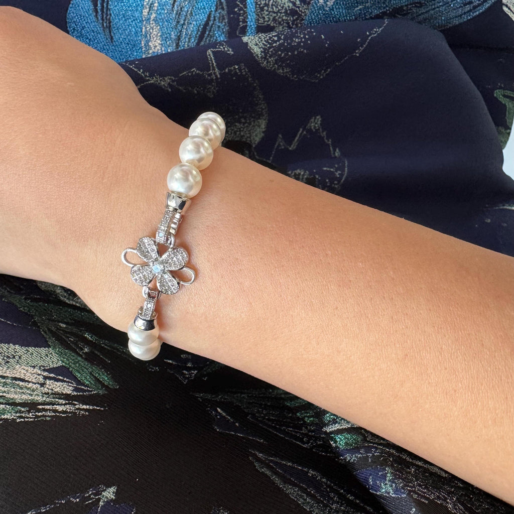 Pearl bracelet with beautiful flower clasp, Gold or silver bridal pearl bracelet, Cassic and elegant custom crystal pearl bracelet, Gift her
