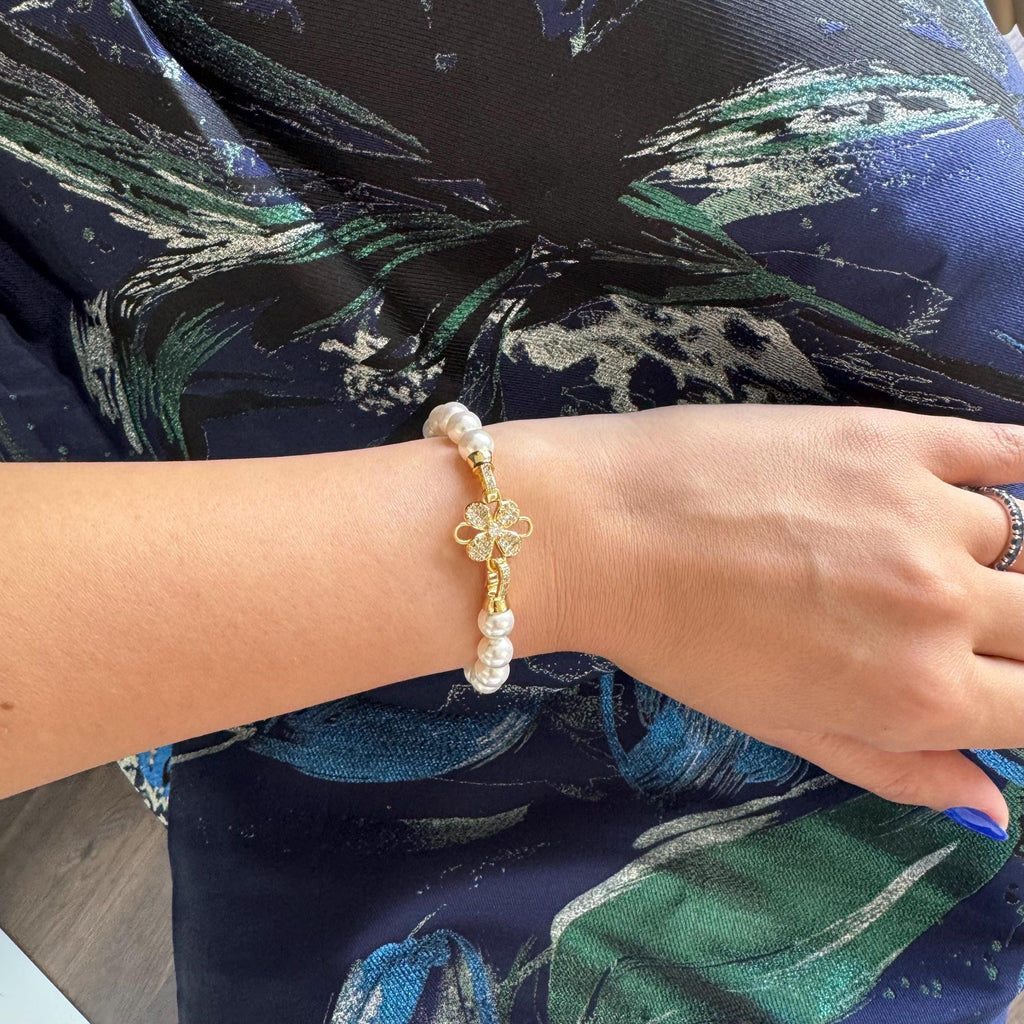 Pearl bracelet with beautiful flower clasp, Gold or silver bridal pearl bracelet, Cassic and elegant custom crystal pearl bracelet, Gift her