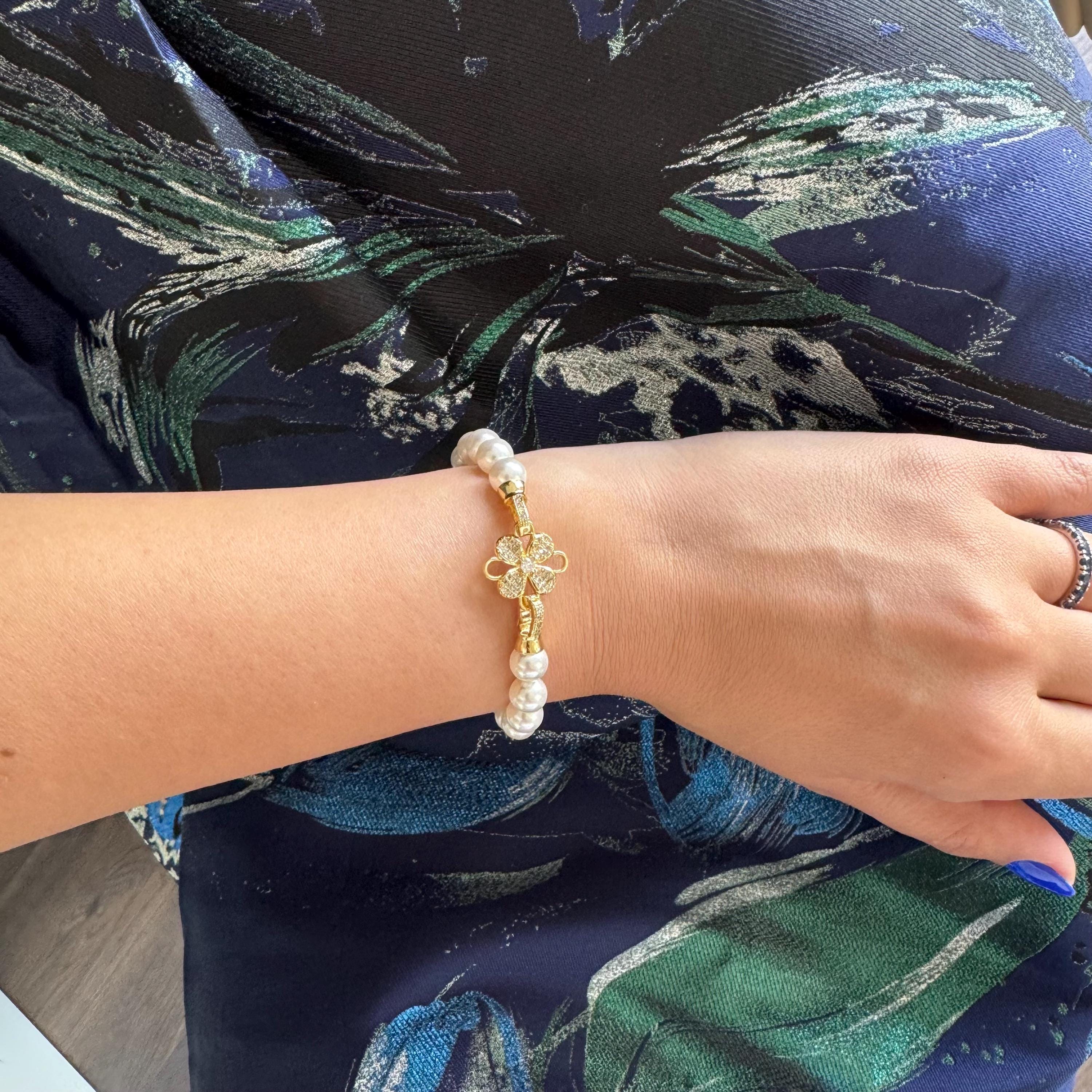 Pearl bracelet with beautiful flower clasp, Gold or silver bridal pearl bracelet, Cassic and elegant custom crystal pearl bracelet, Gift her