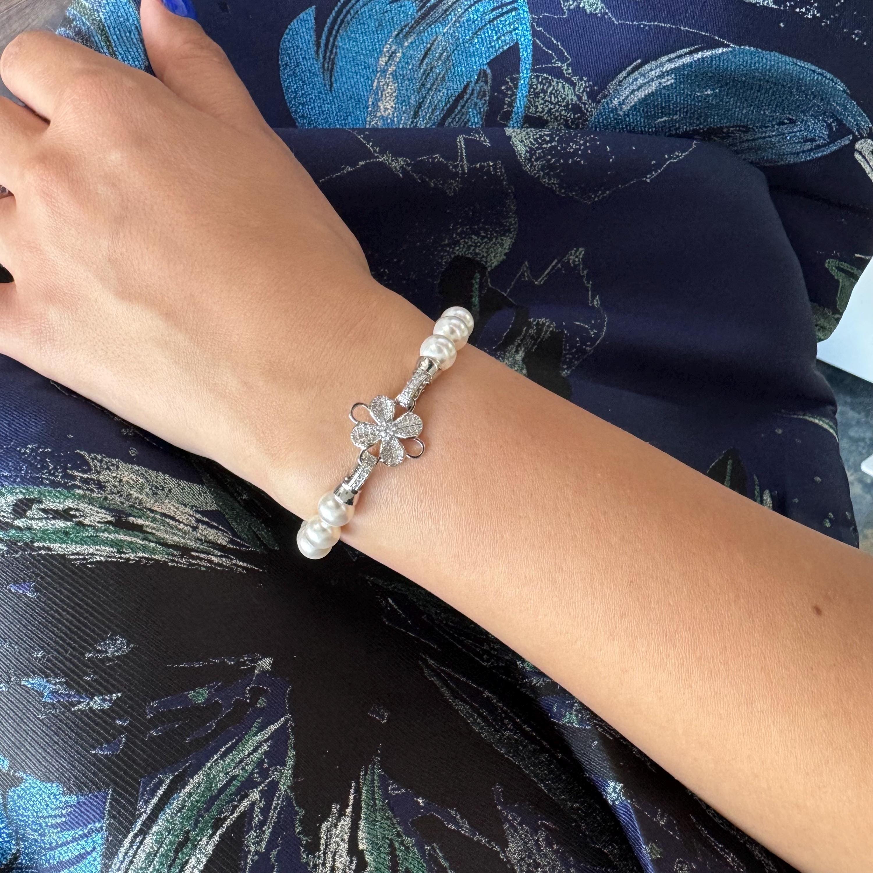 Pearl bracelet with beautiful flower clasp, Gold or silver bridal pearl bracelet, Cassic and elegant custom crystal pearl bracelet, Gift her