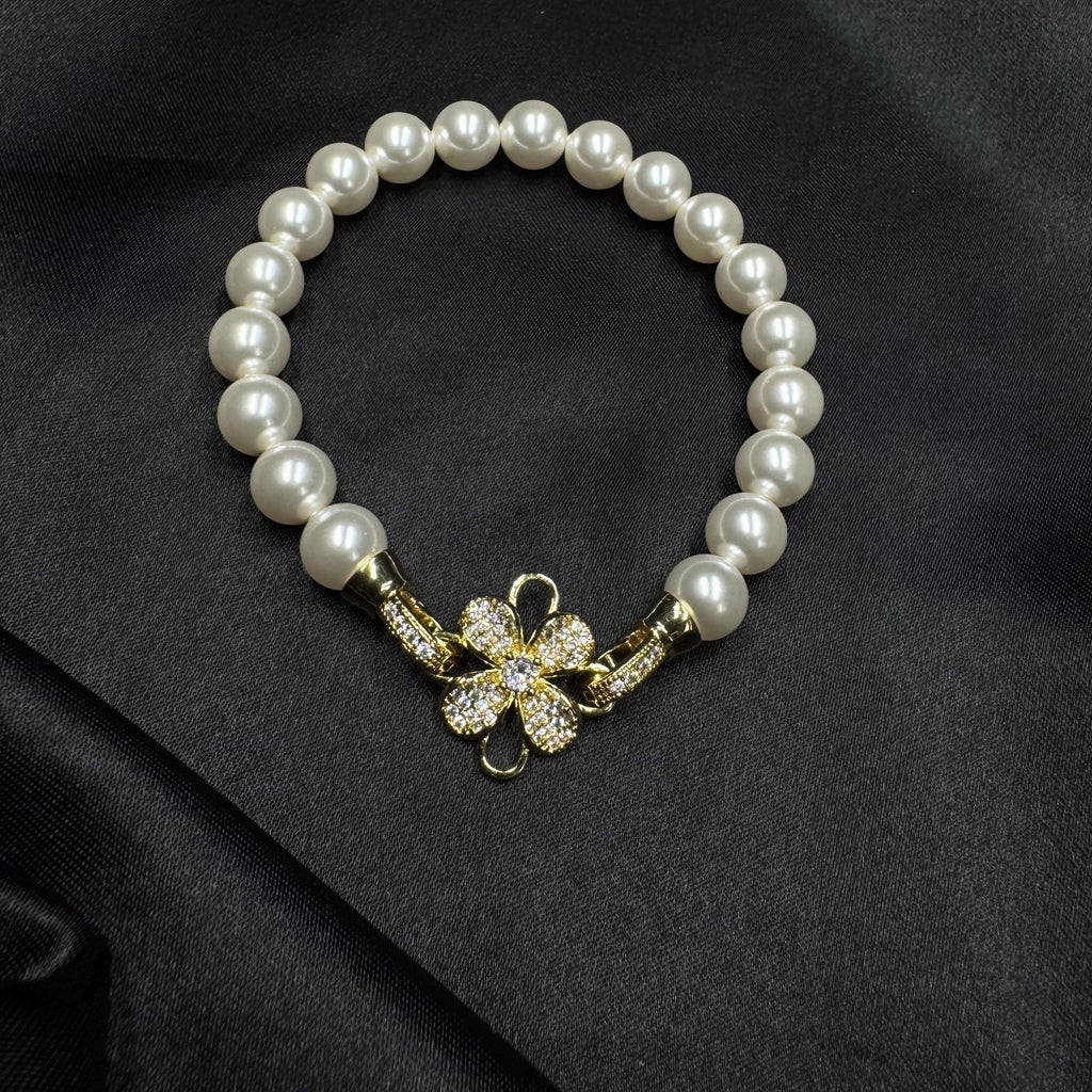 Pearl bracelet with beautiful flower clasp, Gold or silver bridal pearl bracelet, Cassic and elegant custom crystal pearl bracelet, Gift her