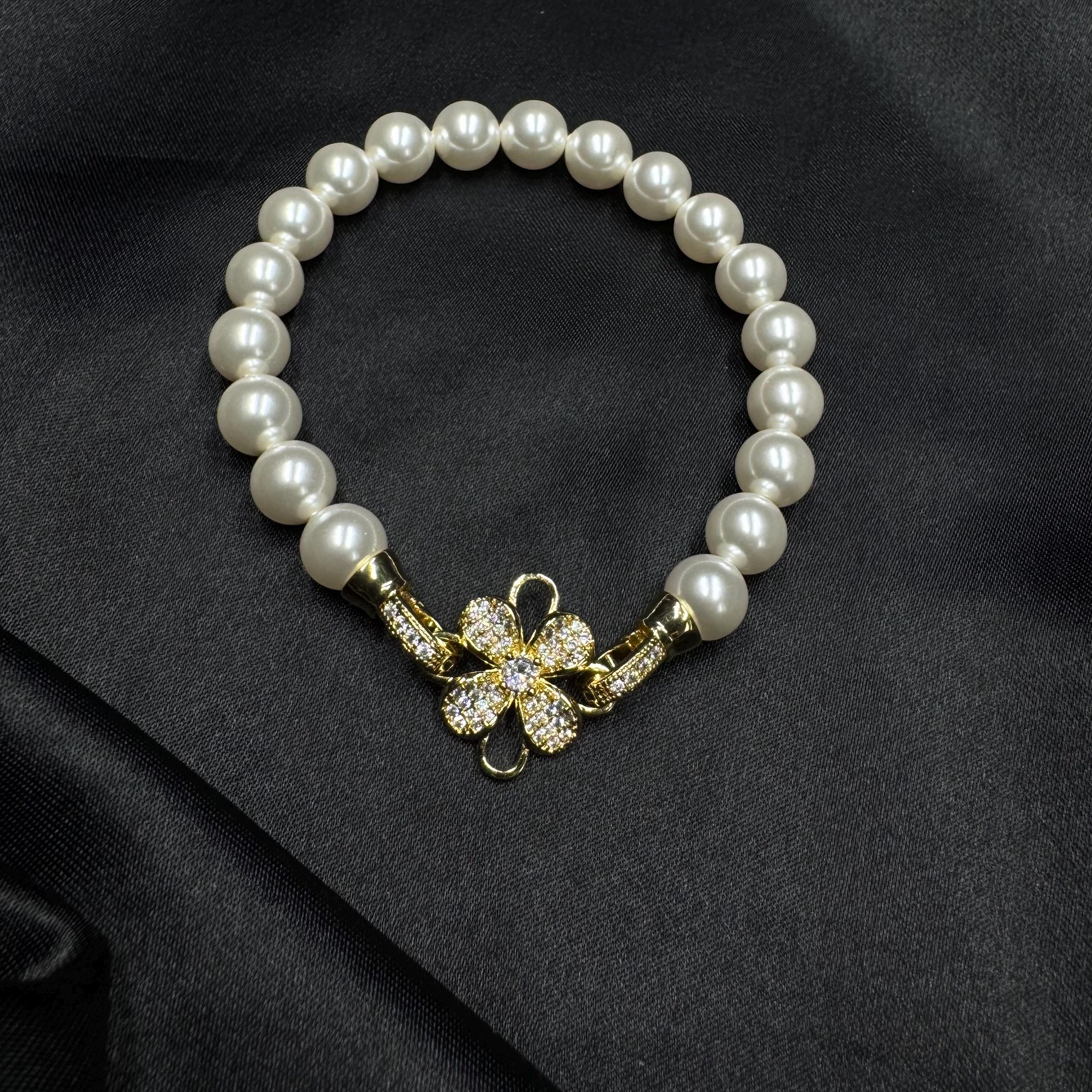 Pearl bracelet with beautiful flower clasp, Gold or silver bridal pearl bracelet, Cassic and elegant custom crystal pearl bracelet, Gift her