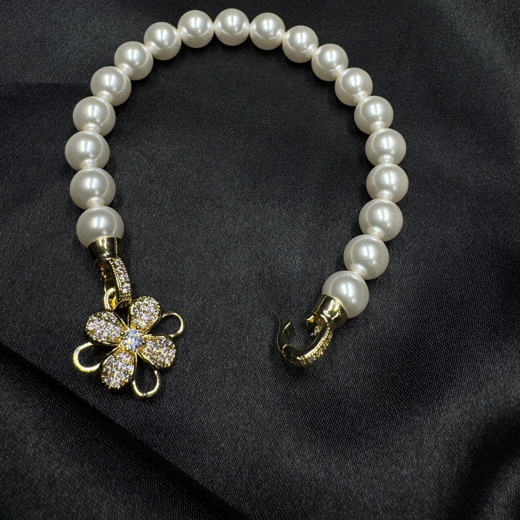 Pearl bracelet with beautiful flower clasp, Gold or silver bridal pearl bracelet, Cassic and elegant custom crystal pearl bracelet, Gift her