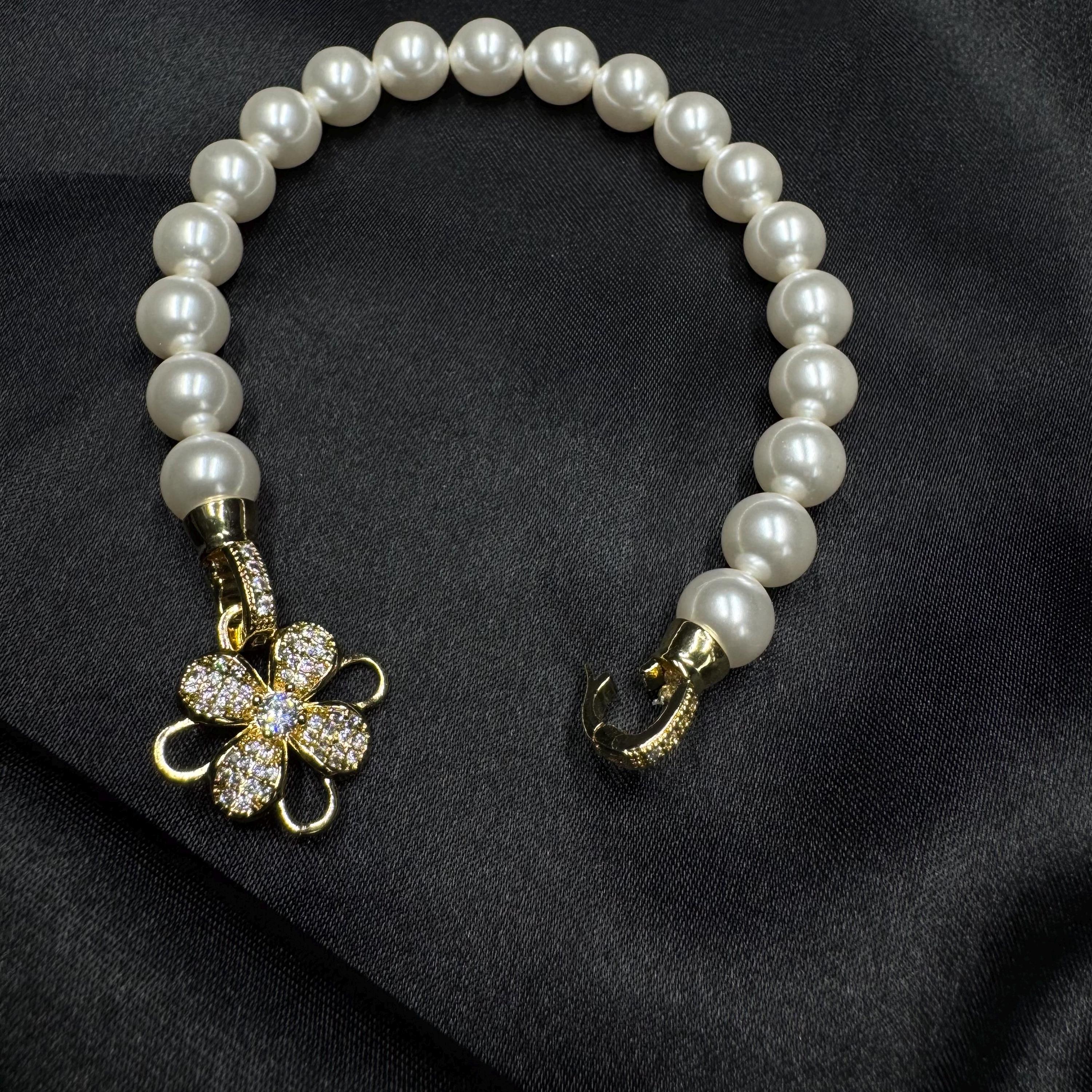 Pearl bracelet with beautiful flower clasp, Gold or silver bridal pearl bracelet, Cassic and elegant custom crystal pearl bracelet, Gift her