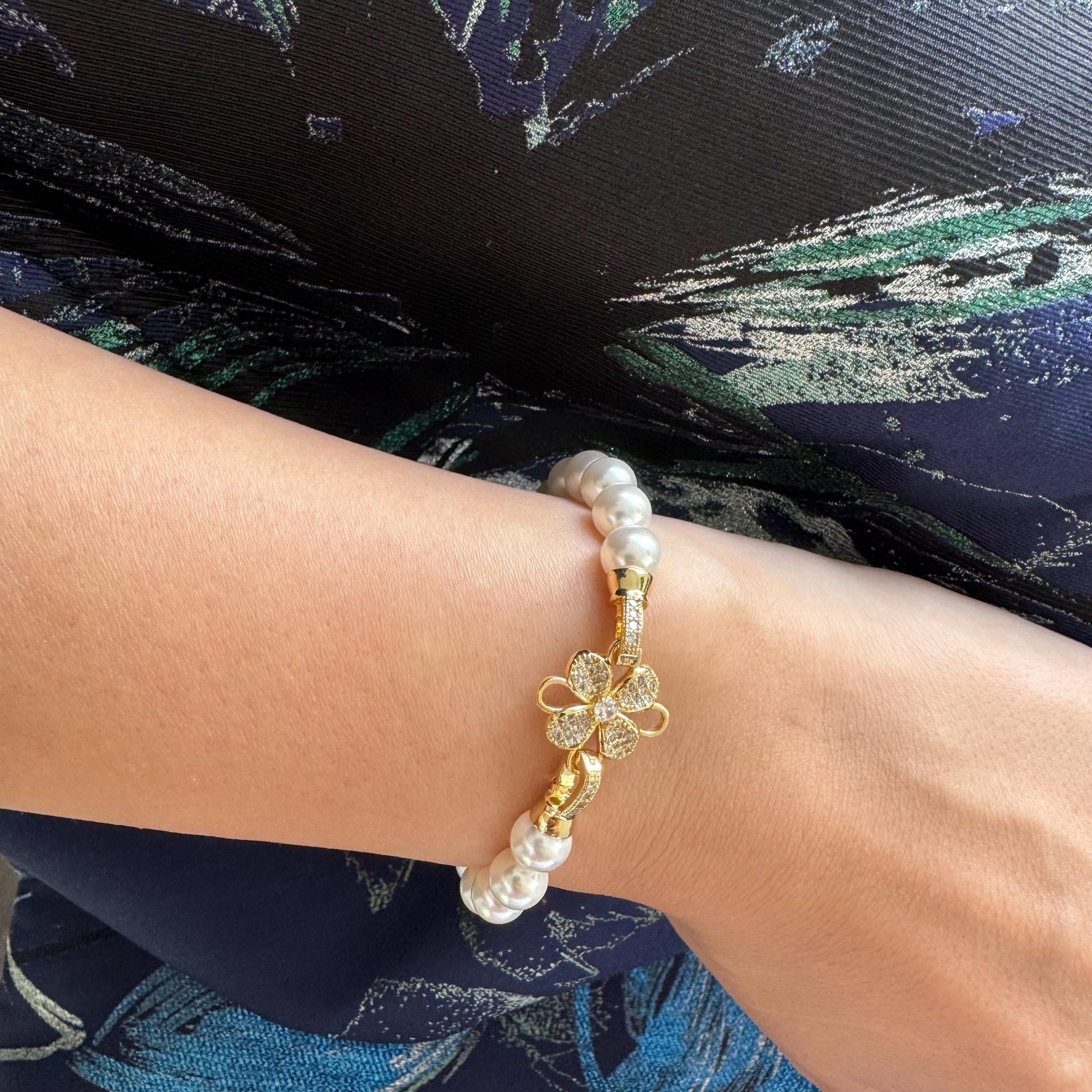Pearl bracelet with beautiful flower clasp, Gold or silver bridal pearl bracelet, Cassic and elegant custom crystal pearl bracelet, Gift her
