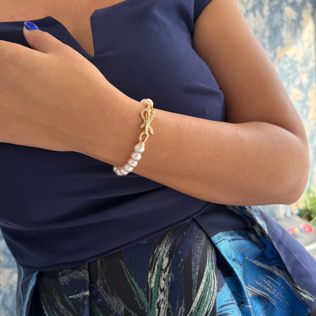 Crystal Pearl Bracelet Wedding Jewelry Elegant Bridal Accessory Bow Clasp Design Rhinestone Detail Classic Bride Gift Bridesmaid Present Formal Occasion Jewelry Premium Quality Pearls Customizable Length Options Wrist Measurement Adjustable