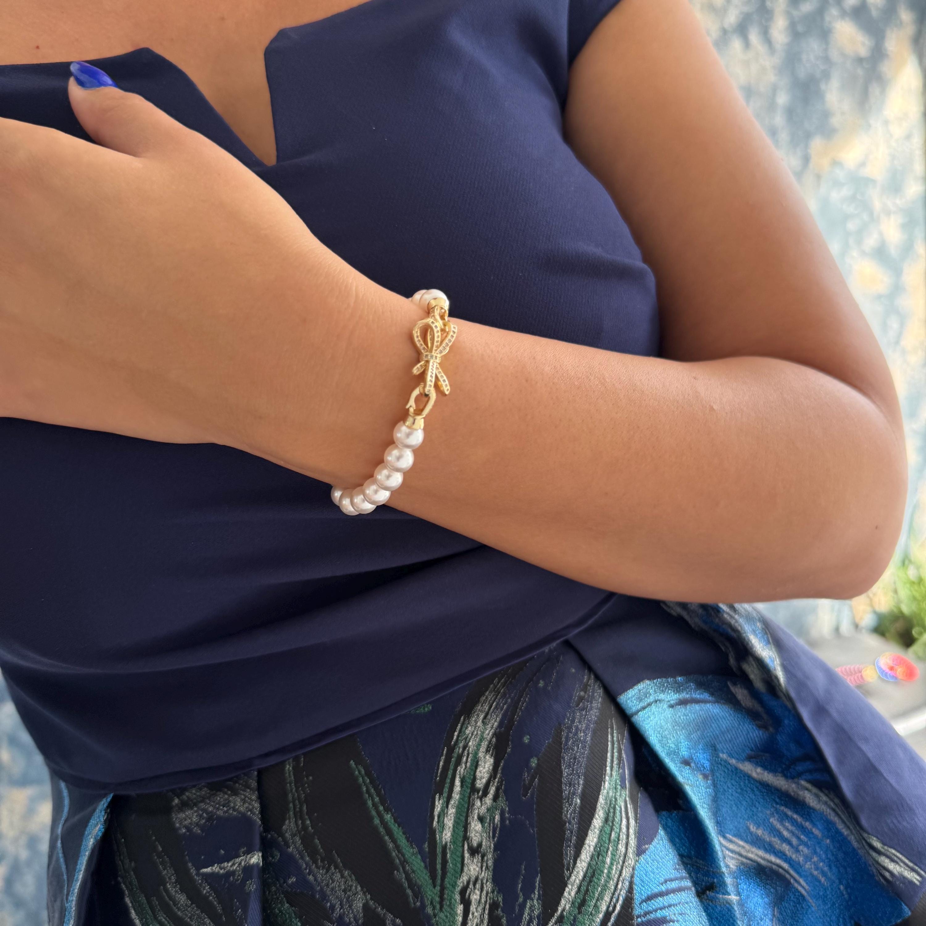 Crystal Pearl Bracelet Wedding Jewelry Elegant Bridal Accessory Bow Clasp Design Rhinestone Detail Classic Bride Gift Bridesmaid Present Formal Occasion Jewelry Premium Quality Pearls Customizable Length Options Wrist Measurement Adjustable