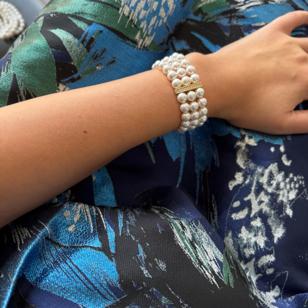 Handmade pearl bracelet with three rows of luminous 8mm pearls and elegant gold or platinum spacers, luxury wedding or anniversary jewelry