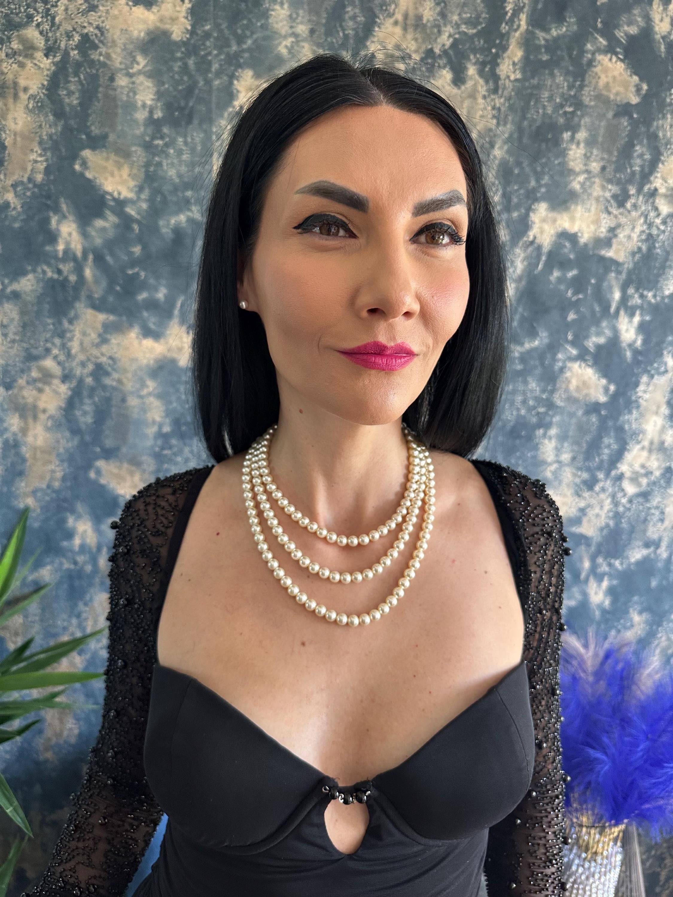 Triple Strand Pearl Necklace Vintage Style Accessory Jewelry Classic Multi Layer Cascade Design Elegant Costume Jewellery Formal Wear 1920