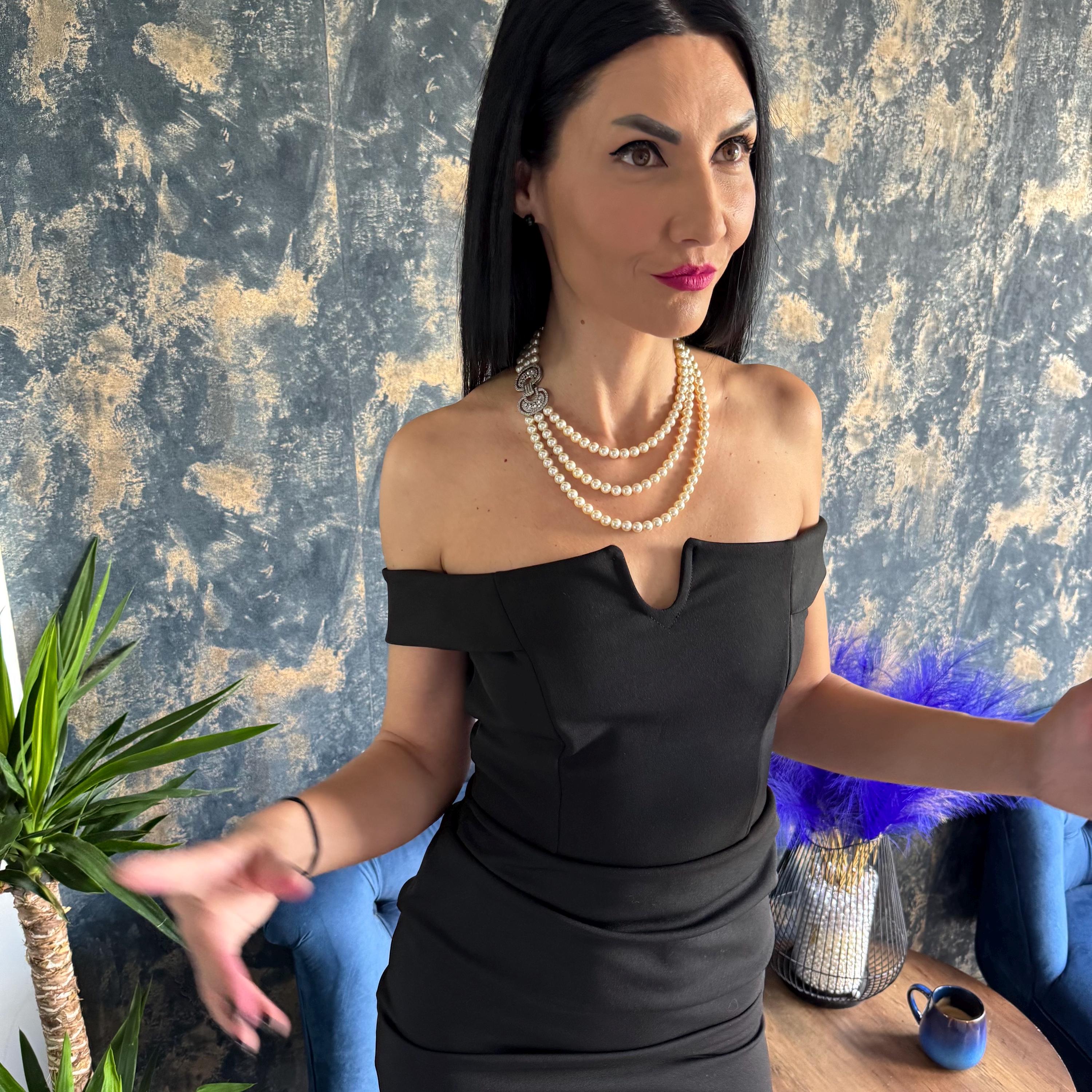 Triple Strand Pearl Necklace Vintage Style Accessory Jewelry Classic Multi Layer Cascade Design Elegant Costume Jewellery Formal Wear 1920