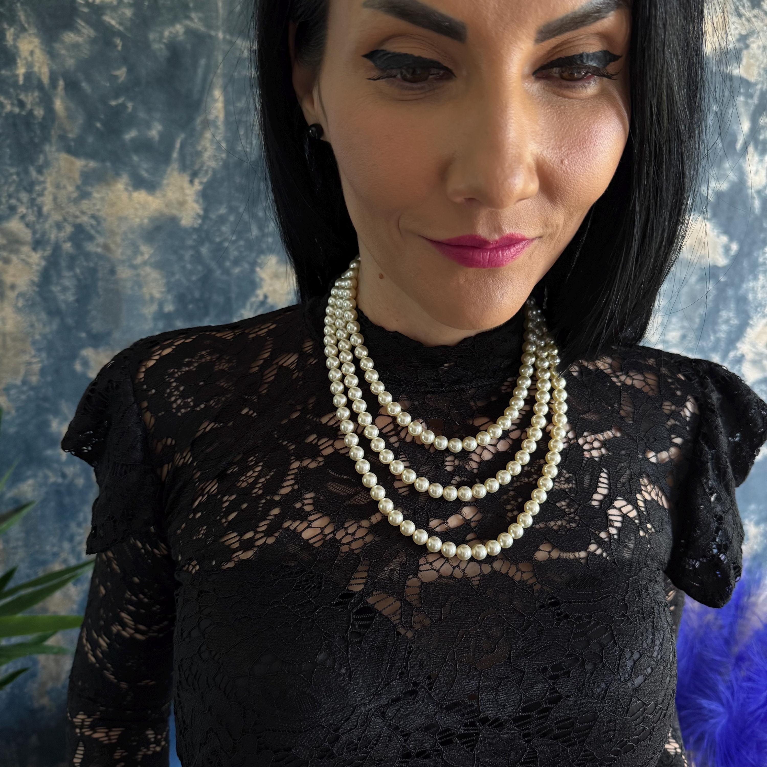 Triple Strand Pearl Necklace Vintage Style Accessory Jewelry Classic Multi Layer Cascade Design Elegant Costume Jewellery Formal Wear 1920