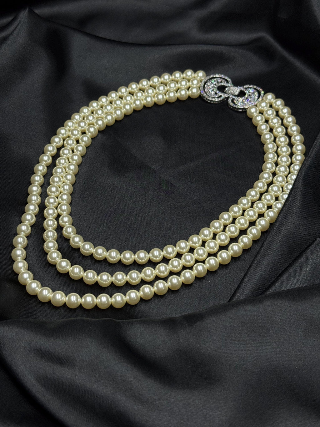 Triple Strand Pearl Necklace Vintage Style Accessory Jewelry Classic Multi Layer Cascade Design Elegant Costume Jewellery Formal Wear 1920