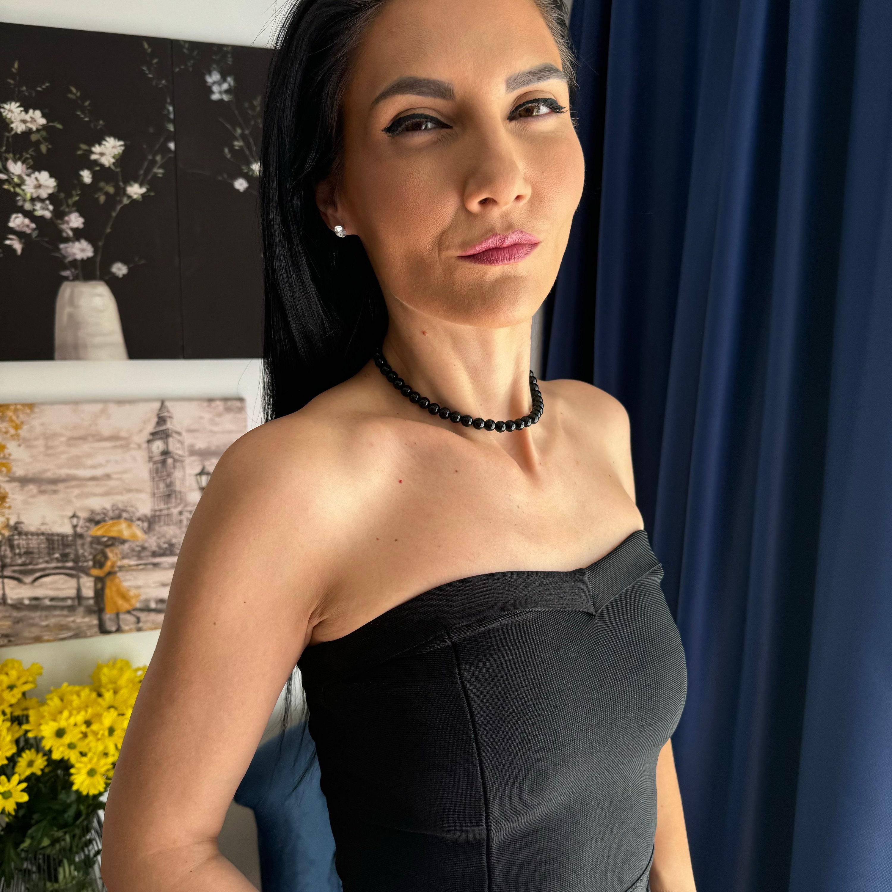 Shell Pearl Necklace Black Choker Design Classic Statement Piece Wedding Jewelry Collection Formal Attire Accessory Elegant Style Evening Wear Perfect Special Occasion Essential Bridesmaid Gift Idea Mothers Day Present Gold Platinum Clasp