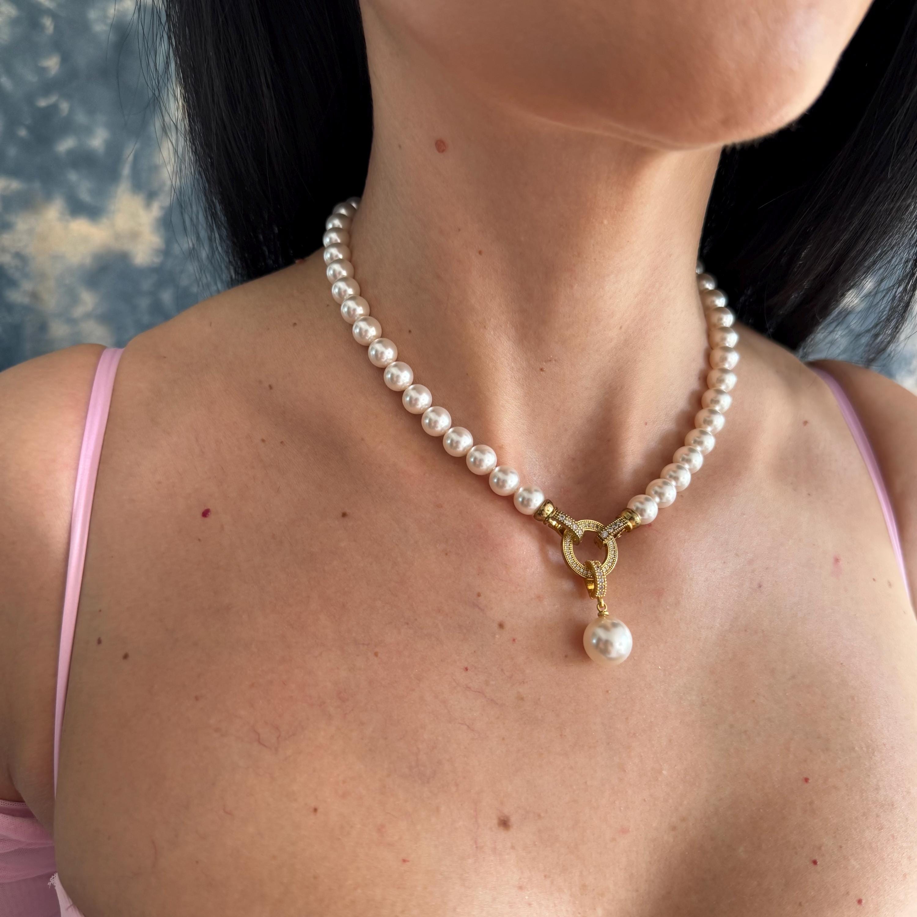 Pearl Pendant Necklace Wedding Jewelry Bridal Accessory Elegant Crystal Pearl Design Classic Statement Piece Perfect Bridesmaid Gift Special Occasion Jewelry Formal Evening Wear Gold Plated Clasp Luxury Velvet Box Anniversary Present