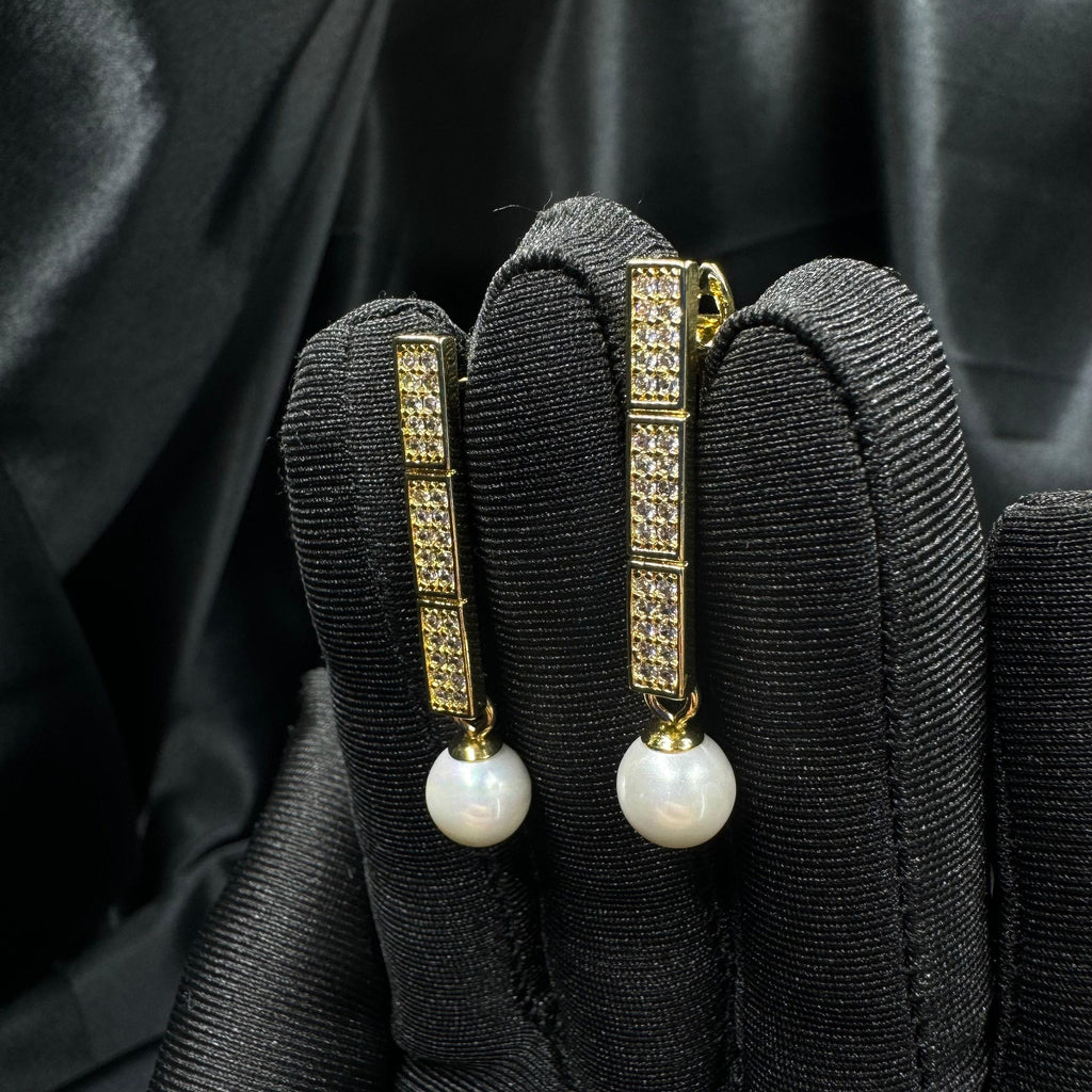 Statement Earring Pearl Design Bridal Jewelry Elegant Dangle Drop White Shell Pearl Formal Collection Wedding Day Essential Gold Plated Setting Zircon Detail Luxury Piece Timeless Accessory Perfect Bride Look Special Occasion Jewelry